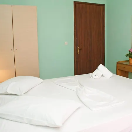 Fanias * Nikiana